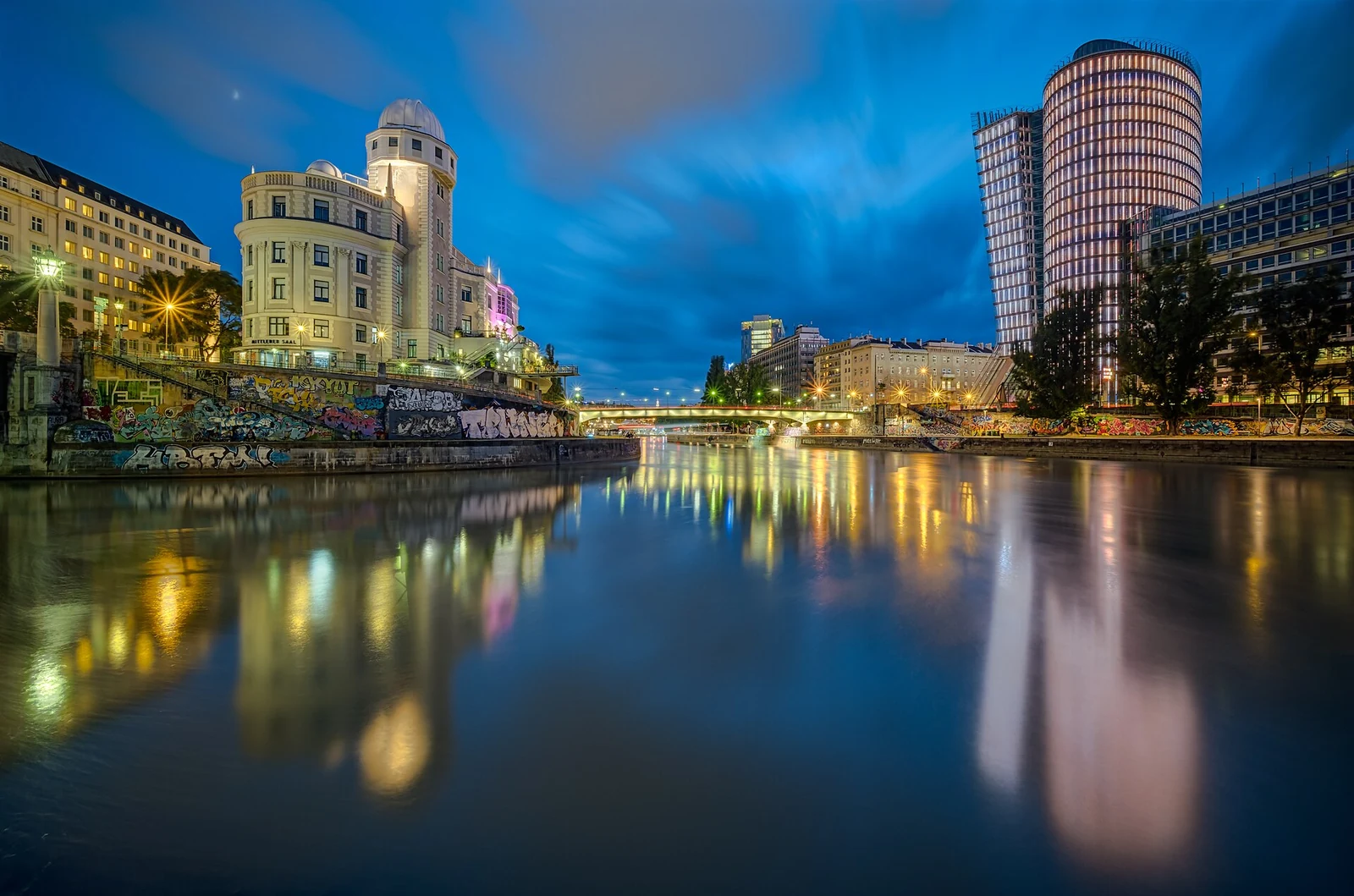 Urania und Donaukanal am Abend in Wien